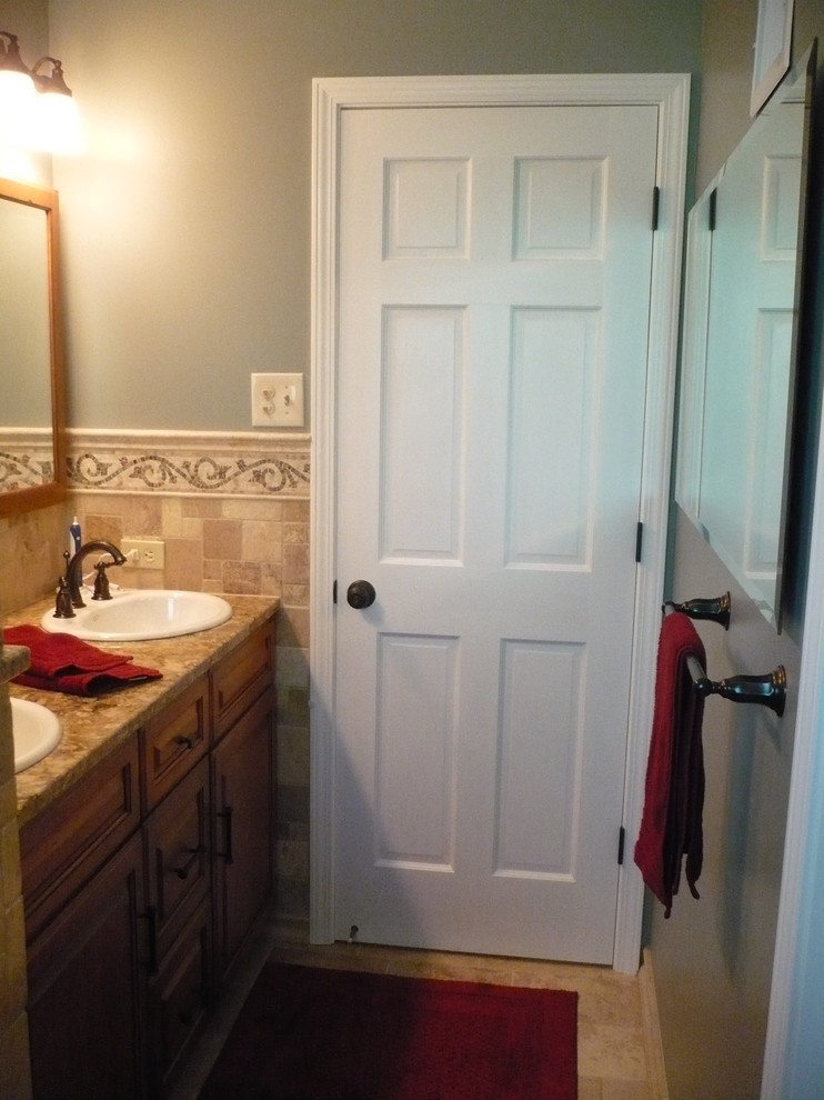 Idéer för att renovera ett litet vintage en-suite badrum, med ett nedsänkt handfat, luckor med upphöjd panel, skåp i mellenmörkt trä, bänkskiva i kvarts, ett badkar i en alkov, en dusch/badkar-kombination, en toalettstol med separat cisternkåpa, flerfärgad kakel, stenkakel, beige väggar och travertin golv