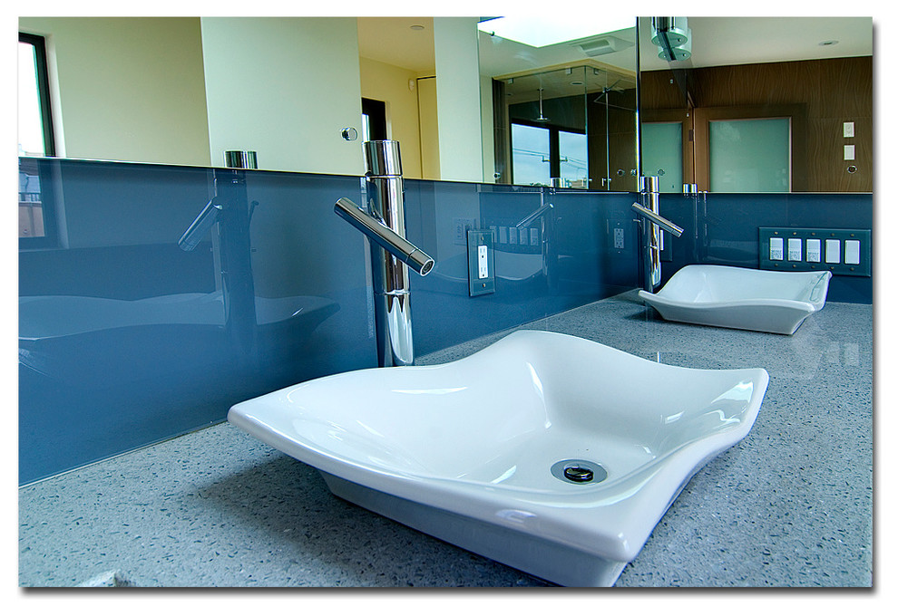 Modelo de cuarto de baño actual con paredes azules