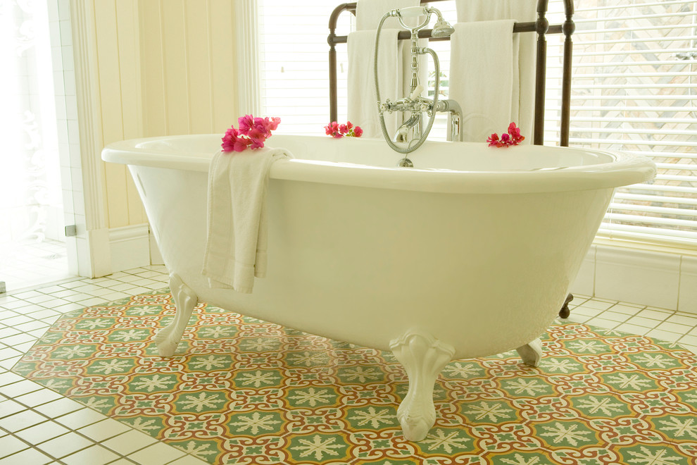 Idéer för ett klassiskt badrum, med ett badkar med tassar, en kantlös dusch, cementgolv, flerfärgat golv och dusch med gångjärnsdörr