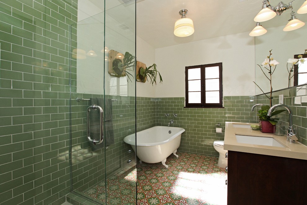 Источник вдохновения для домашнего уюта: главная ванная комната в стиле фьюжн с темными деревянными фасадами, ванной на ножках, открытым душем, зеленой плиткой, керамической плиткой, белыми стенами, полом из цементной плитки, врезной раковиной, столешницей из искусственного кварца, разноцветным полом, душем с распашными дверями и бежевой столешницей
