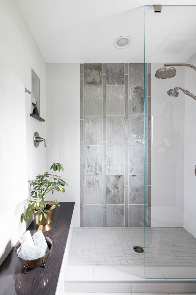 Стильный дизайн: главная ванная комната среднего размера в стиле неоклассика (современная классика) с темными деревянными фасадами, душем в нише, белой плиткой, стеклянной плиткой, белыми стенами, полом из керамогранита, врезной раковиной, серым полом, открытым душем и серой столешницей - последний тренд