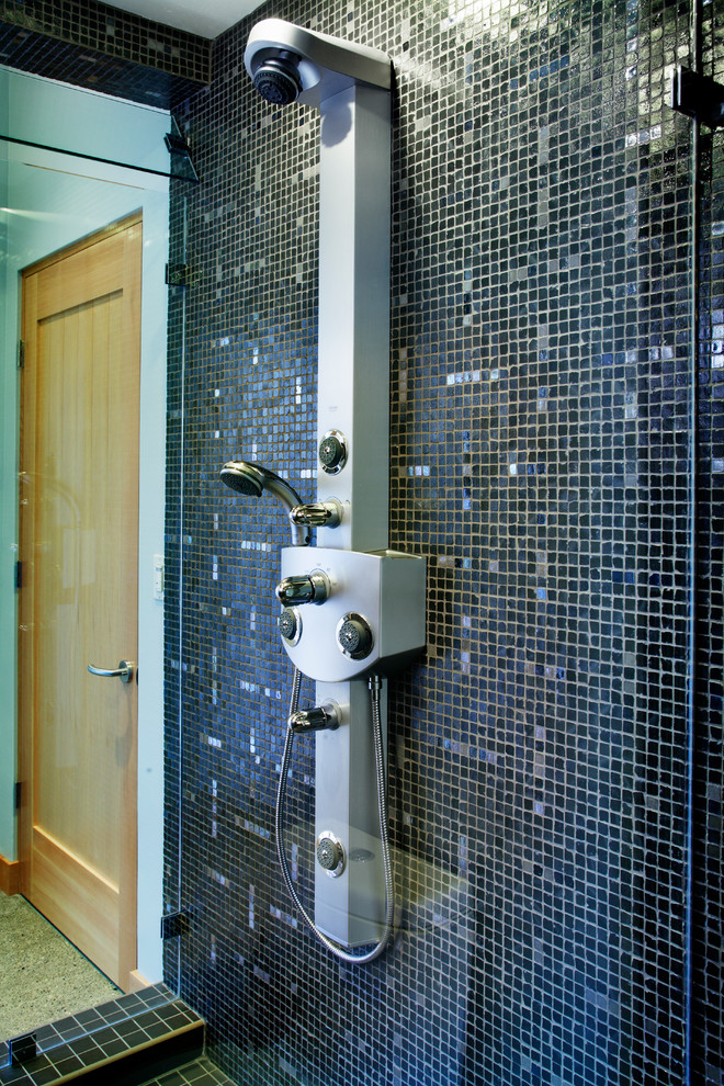 Idee per una grande stanza da bagno padronale minimal con ante in stile shaker, ante in legno bruno, doccia alcova, WC a due pezzi, piastrelle nere, piastrelle di vetro, pareti blu, pavimento in cemento, lavabo sottopiano e top in quarzite