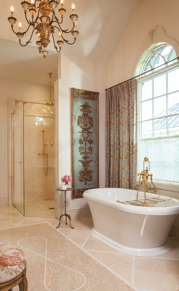 Idée de décoration pour une grande salle de bain principale tradition avec un placard en trompe-l'oeil, une baignoire indépendante, une douche d'angle, un carrelage beige, un carrelage de pierre, un mur blanc, un sol en marbre et meuble double vasque.