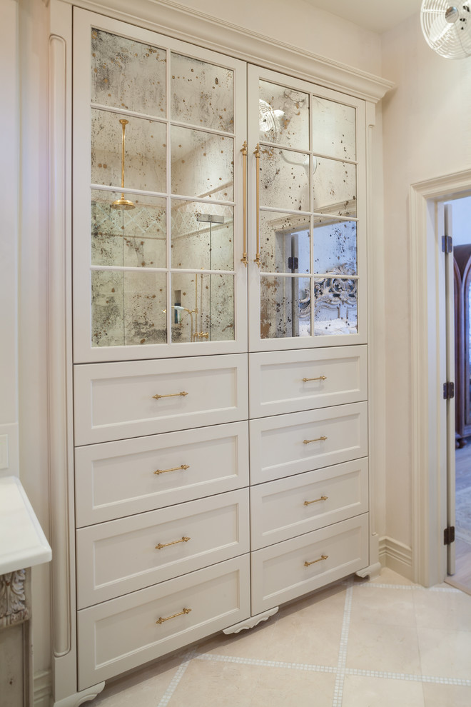 Idéer för ett stort klassiskt en-suite badrum, med möbel-liknande, beige kakel, stenkakel, ett nedsänkt handfat, marmorbänkskiva, ett fristående badkar, en hörndusch, vita väggar, marmorgolv och vita skåp