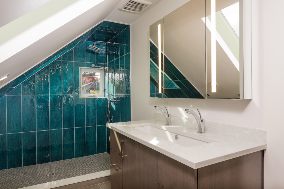 Пример оригинального дизайна: главная ванная комната среднего размера в стиле фьюжн с плоскими фасадами, коричневыми фасадами, душем в нише, инсталляцией, синей плиткой, керамогранитной плиткой, белыми стенами, полом из керамогранита, врезной раковиной, столешницей из искусственного кварца, серым полом, душем с распашными дверями и белой столешницей