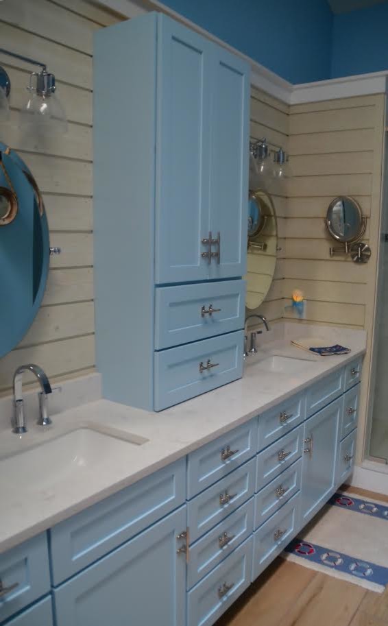 Источник вдохновения для домашнего уюта: главная ванная комната среднего размера в морском стиле с фасадами в стиле шейкер, синими фасадами, двойным душем, раздельным унитазом, белой плиткой, керамической плиткой, синими стенами, полом из керамогранита, столешницей из искусственного кварца, бежевым полом и душем с распашными дверями