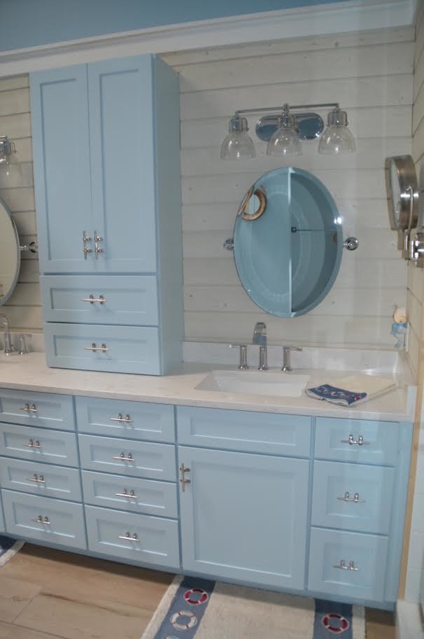 Свежая идея для дизайна: главная ванная комната среднего размера в морском стиле с фасадами в стиле шейкер, синими фасадами, двойным душем, раздельным унитазом, белой плиткой, керамической плиткой, синими стенами, полом из керамогранита, столешницей из искусственного кварца, бежевым полом и душем с распашными дверями - отличное фото интерьера