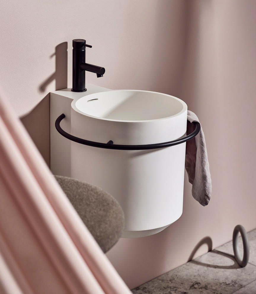Diseño de cuarto de baño único actual con paredes rosas, lavabo suspendido y suelo gris
