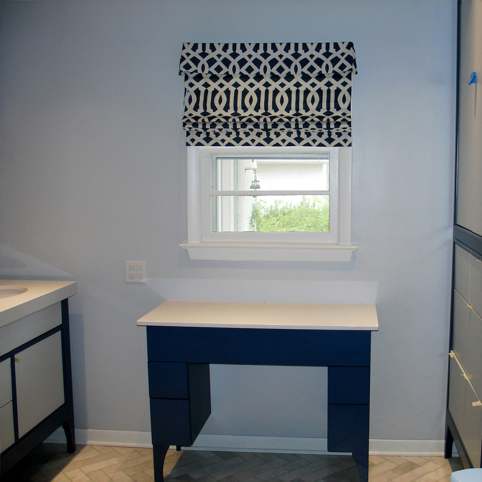 Mittelgroßes Eklektisches Badezimmer En Suite mit blauen Schränken und blauer Wandfarbe in Oklahoma City