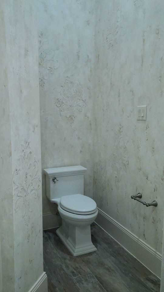 Große Shabby-Style Gästetoilette mit Wandtoilette mit Spülkasten, bunten Wänden, verzierten Schränken, weißen Schränken, farbigen Fliesen, Porzellanfliesen, Porzellan-Bodenfliesen, Unterbauwaschbecken und Marmor-Waschbecken/Waschtisch in Houston