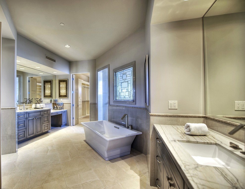 Esempio di una grande stanza da bagno chic con lavabo sottopiano, ante grigie, top in marmo, vasca freestanding, doccia doppia e WC a due pezzi