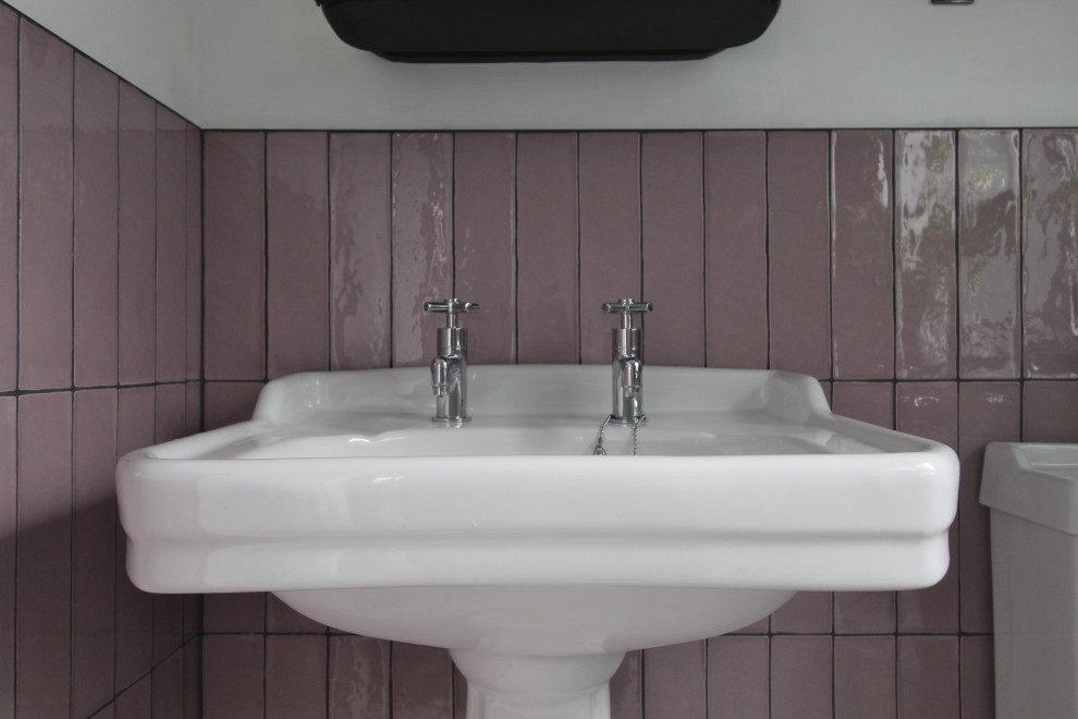 Свежая идея для дизайна: маленькая главная ванная комната в стиле лофт с открытым душем, раздельным унитазом, розовой плиткой, керамической плиткой, белыми стенами, светлым паркетным полом, раковиной с пьедесталом, белым полом и открытым душем для на участке и в саду - отличное фото интерьера