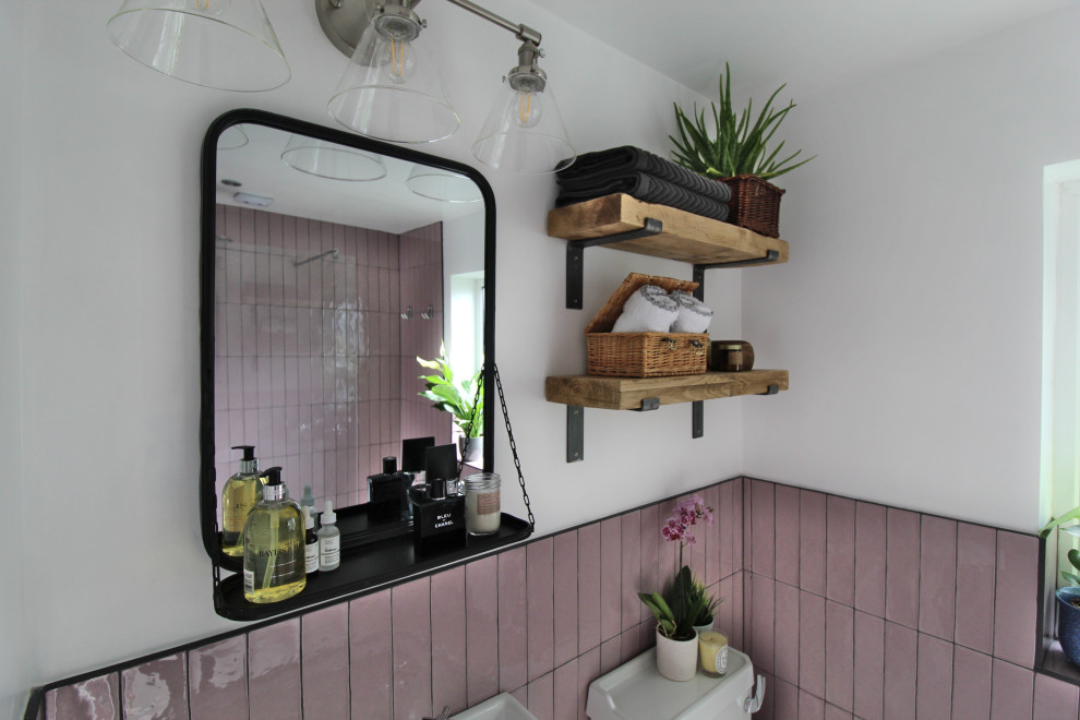 Cette image montre une petite salle de bain principale urbaine avec une douche ouverte, WC séparés, un carrelage rose, des carreaux de céramique, un mur blanc, parquet clair, un lavabo de ferme, un sol blanc et aucune cabine.
