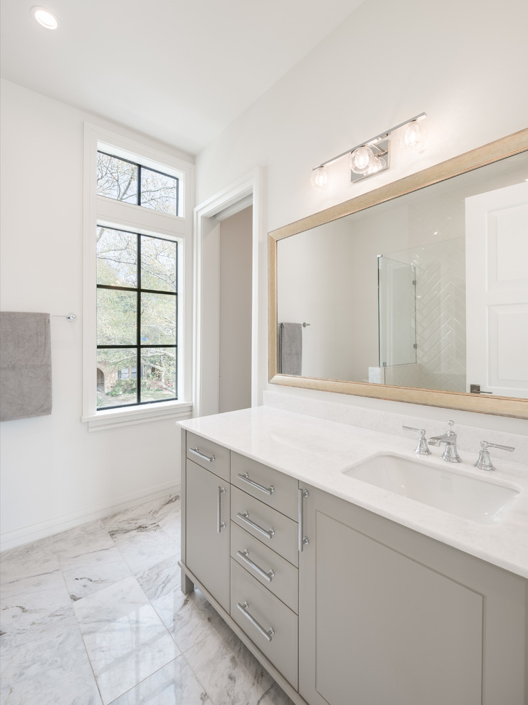 Foto de cuarto de baño contemporáneo de tamaño medio con armarios con paneles lisos, puertas de armario grises, paredes blancas, suelo de mármol, aseo y ducha, encimera de acrílico y encimeras blancas