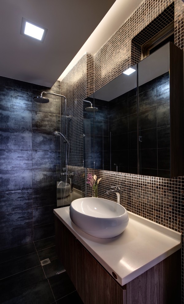 Idéer för att renovera ett litet funkis en-suite badrum, med ett konsol handfat, släta luckor, skåp i mellenmörkt trä, bänkskiva i akrylsten, en öppen dusch, grå kakel och grå väggar