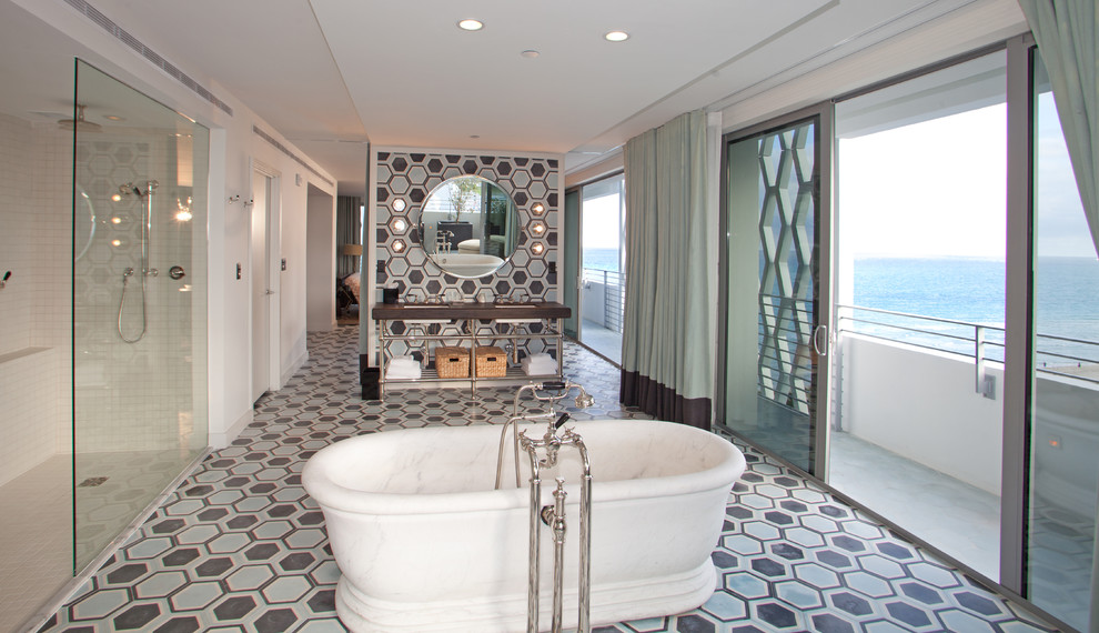 Immagine di una stanza da bagno minimalista con vasca freestanding