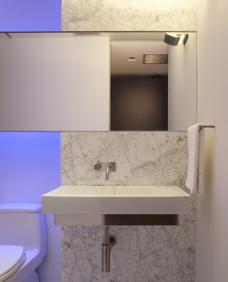Exempel på ett modernt badrum, med ett väggmonterat handfat