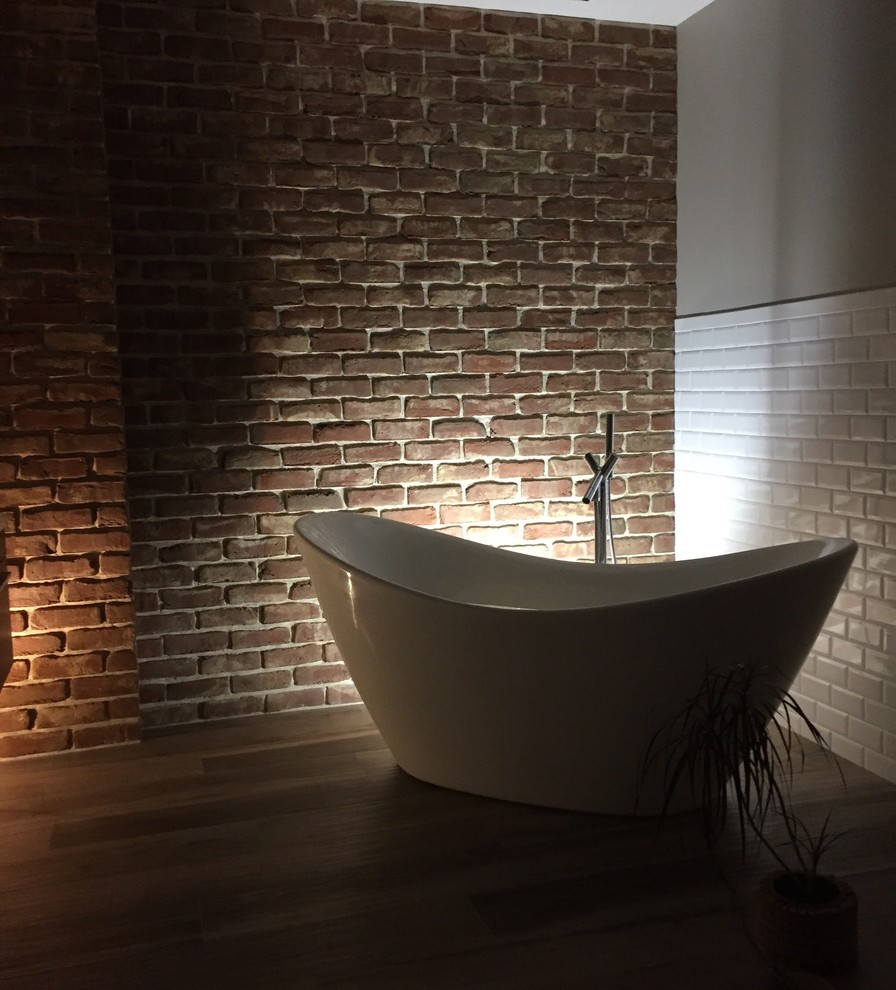 Esempio di una stanza da bagno padronale contemporanea con vasca freestanding, piastrelle multicolore, piastrelle diamantate, pareti grigie e parquet scuro