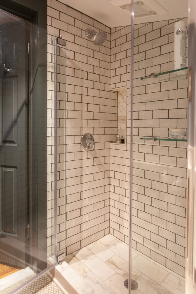 Cette image montre une petite salle de bain bohème avec un placard à porte plane, des portes de placard blanches et un carrelage blanc.