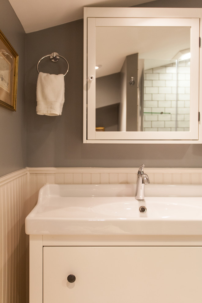 Imagen de cuarto de baño tradicional pequeño con armarios con paneles lisos y puertas de armario blancas