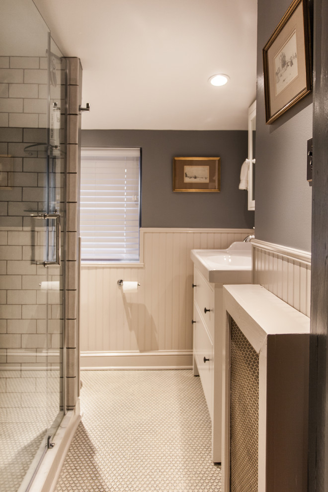 Diseño de cuarto de baño bohemio pequeño con armarios con paneles lisos y puertas de armario blancas