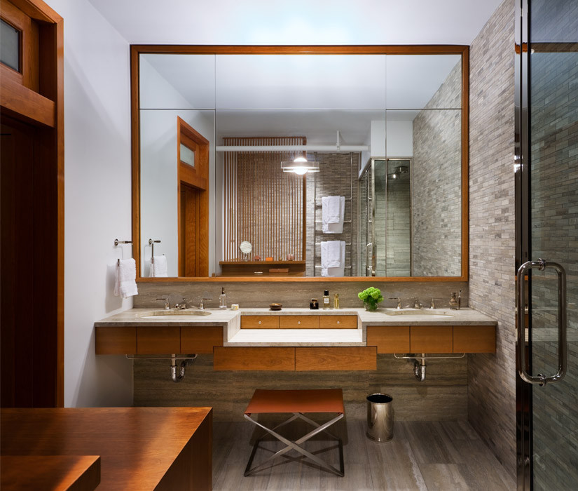 Esempio di una stanza da bagno design con ante in legno scuro, piastrelle grigie e pareti grigie