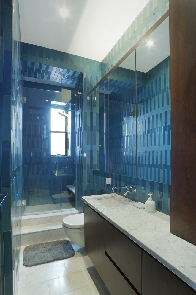 На фото: маленькая главная ванная комната в современном стиле с плоскими фасадами, темными деревянными фасадами, душем в нише, инсталляцией, белой плиткой, керамической плиткой, синими стенами, полом из керамогранита, врезной раковиной и мраморной столешницей для на участке и в саду