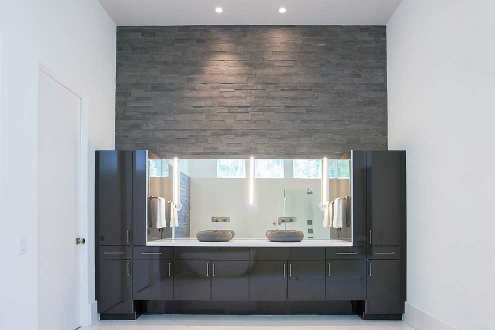 Идея дизайна: огромная главная ванная комната в современном стиле с плоскими фасадами и настольной раковиной