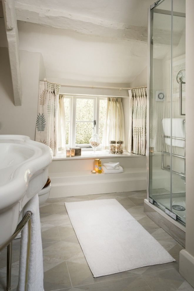 Exempel på ett mellanstort klassiskt badrum för barn, med en kantlös dusch, en toalettstol med separat cisternkåpa, vit kakel, keramikplattor, vita väggar, linoleumgolv, ett väggmonterat handfat, beiget golv och dusch med skjutdörr