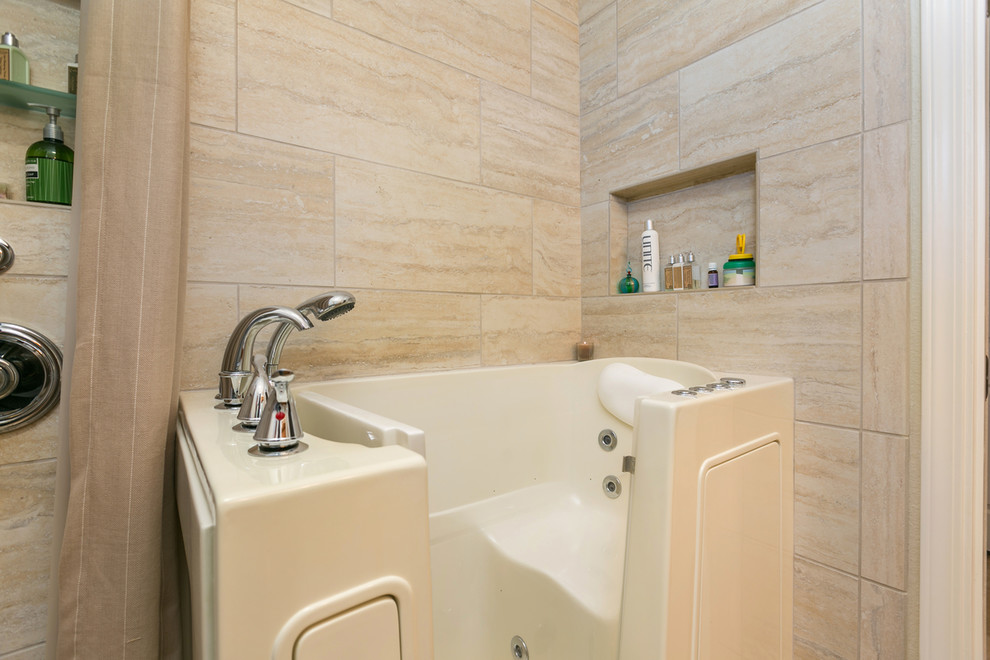 Пример оригинального дизайна: большая главная ванная комната в восточном стиле с фасадами с утопленной филенкой, светлыми деревянными фасадами, угловой ванной, угловым душем, раздельным унитазом, бежевой плиткой, плиткой из травертина, бежевыми стенами, полом из керамогранита, настольной раковиной и столешницей из гранита