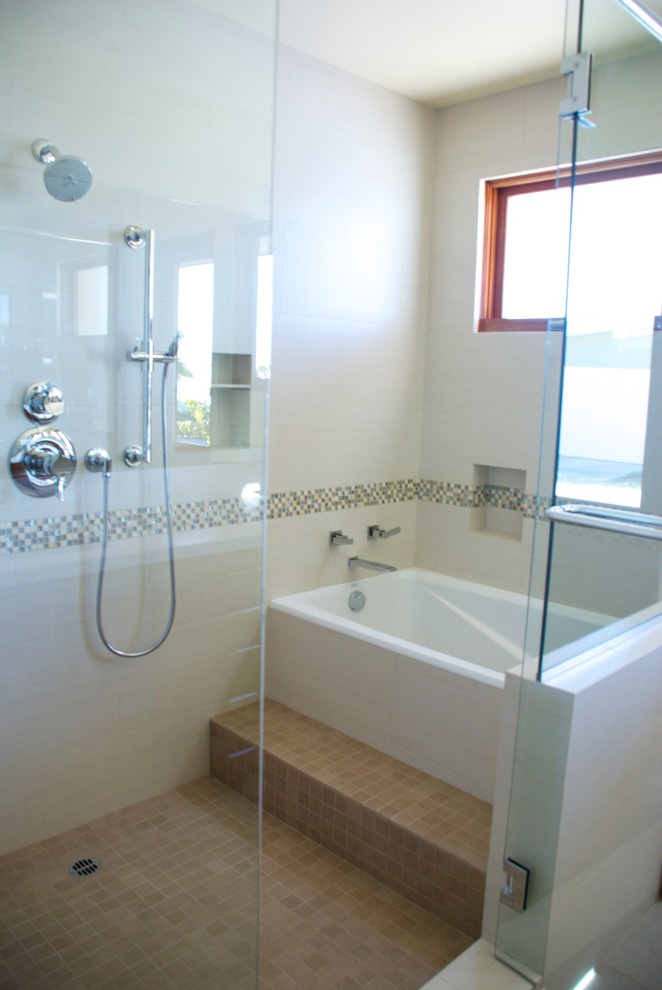 На фото: главная ванная комната в стиле кантри с ванной в нише, душем над ванной, белой плиткой, керамической плиткой, белыми стенами и полом из керамической плитки