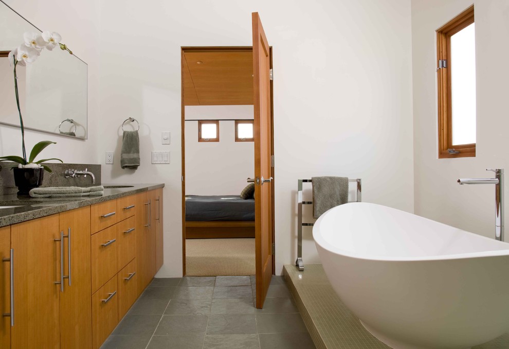 Foto de cuarto de baño moderno con bañera exenta