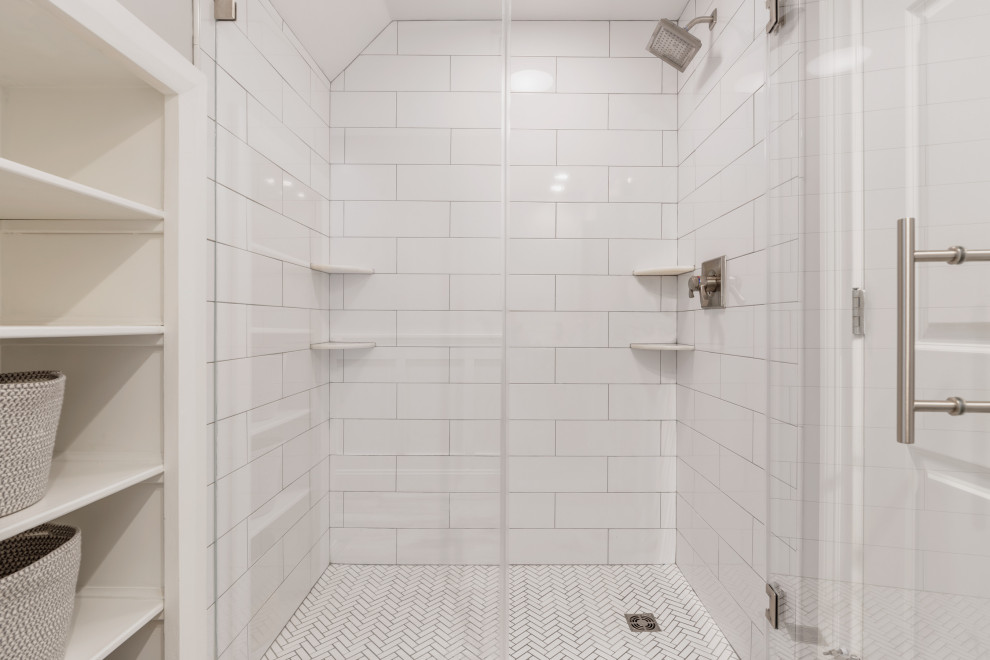 Idéer för att renovera ett mellanstort vintage flerfärgad flerfärgat badrum med dusch, med skåp i shakerstil, blå skåp, en dusch i en alkov, en toalettstol med separat cisternkåpa, vit kakel, tunnelbanekakel, grå väggar, klinkergolv i porslin, ett undermonterad handfat, marmorbänkskiva, flerfärgat golv och dusch med gångjärnsdörr