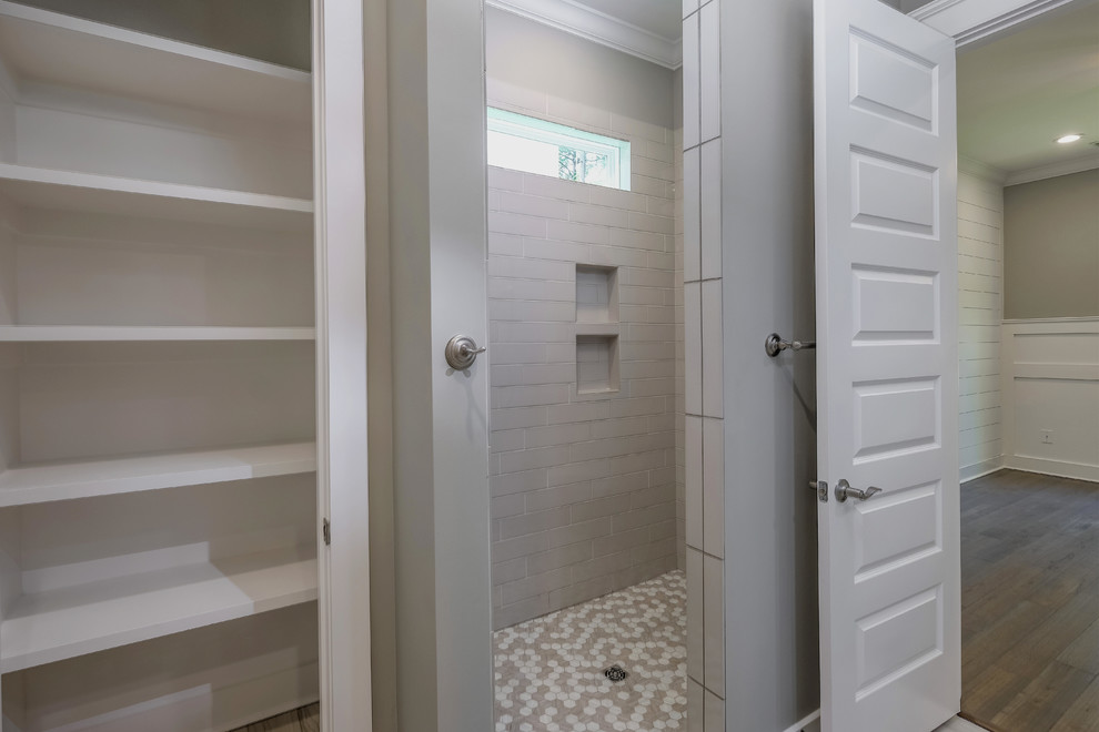 Foto de cuarto de baño principal de estilo americano de tamaño medio con armarios con paneles lisos, puertas de armario blancas, paredes grises, suelo de baldosas de cerámica, encimera de mármol, suelo gris y encimeras grises