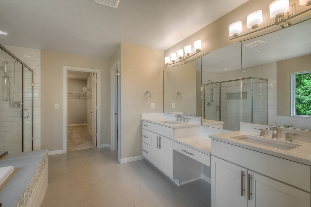 Стильный дизайн: огромная главная ванная комната в стиле кантри с фасадами в стиле шейкер, белыми фасадами, японской ванной, душем в нише, унитазом-моноблоком, белой плиткой, мраморной плиткой, бежевыми стенами, полом из керамогранита, накладной раковиной, мраморной столешницей, бежевым полом и шторкой для ванной - последний тренд