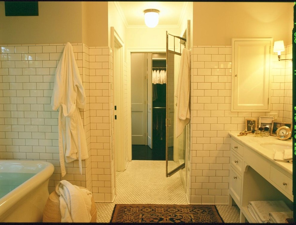 Inspiration för ett stort vintage en-suite badrum, med luckor med profilerade fronter, vita skåp, ett fristående badkar, en dusch i en alkov, vit kakel, tunnelbanekakel, beige väggar, mosaikgolv, ett undermonterad handfat och marmorbänkskiva
