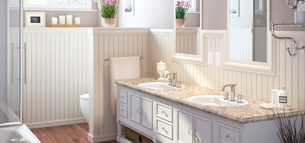 Foto de cuarto de baño principal tradicional renovado grande con paredes grises, suelo de madera en tonos medios, armarios tipo mueble, puertas de armario blancas, lavabo encastrado y encimera de cuarzo compacto