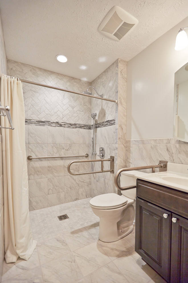 Idéer för att renovera ett vintage badrum, med en kantlös dusch, grå kakel, porslinskakel, grå väggar och klinkergolv i porslin
