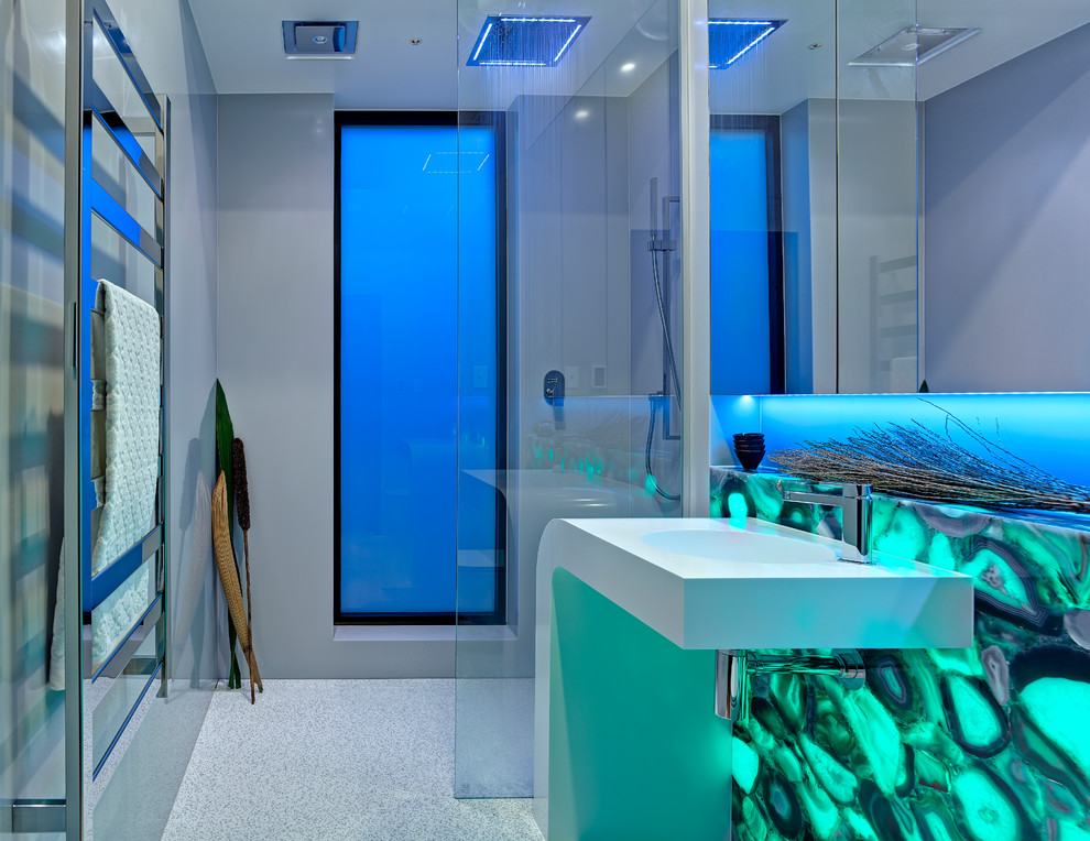 Idee per una piccola stanza da bagno con doccia minimalista con doccia aperta, WC sospeso, piastrelle grigie, pareti grigie e lavabo integrato