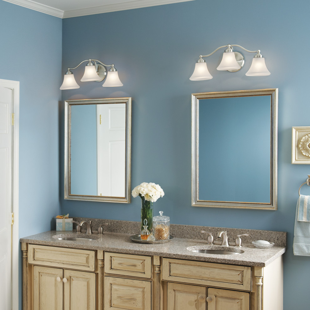 Immagine di una stanza da bagno con doccia tradizionale di medie dimensioni con ante con bugna sagomata, ante con finitura invecchiata, pareti blu, lavabo sottopiano e top in laminato