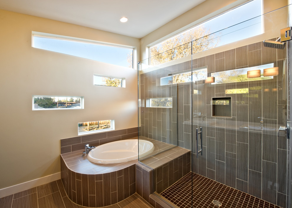 Diseño de cuarto de baño principal minimalista con armarios con paneles lisos, puertas de armario de madera en tonos medios, encimera de cuarzo compacto, bañera encastrada, baldosas y/o azulejos grises y baldosas y/o azulejos de porcelana