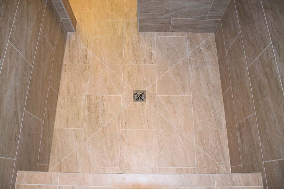 Cette photo montre une salle de bain chic en bois foncé avec une douche à l'italienne, un carrelage marron, des carreaux de porcelaine, un sol en carrelage de porcelaine, un lavabo encastré et un plan de toilette en quartz.