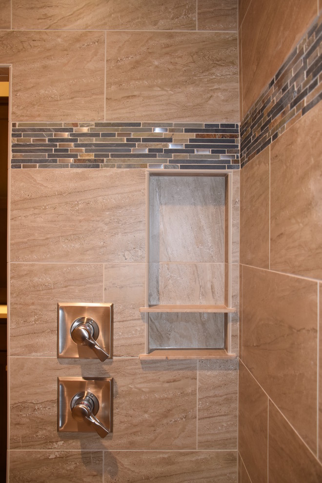 Modelo de cuarto de baño clásico renovado con puertas de armario de madera en tonos medios, ducha a ras de suelo, baldosas y/o azulejos marrones, baldosas y/o azulejos de porcelana, suelo de baldosas de porcelana, lavabo bajoencimera y encimera de cuarcita