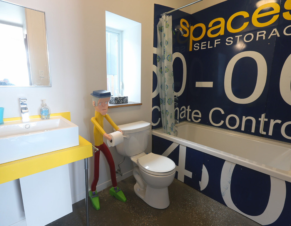 Свежая идея для дизайна: ванная комната в стиле фьюжн с настольной раковиной и шторкой для ванной - отличное фото интерьера