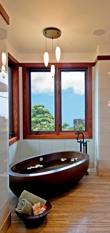 На фото: ванная комната в морском стиле с отдельно стоящей ванной и окном