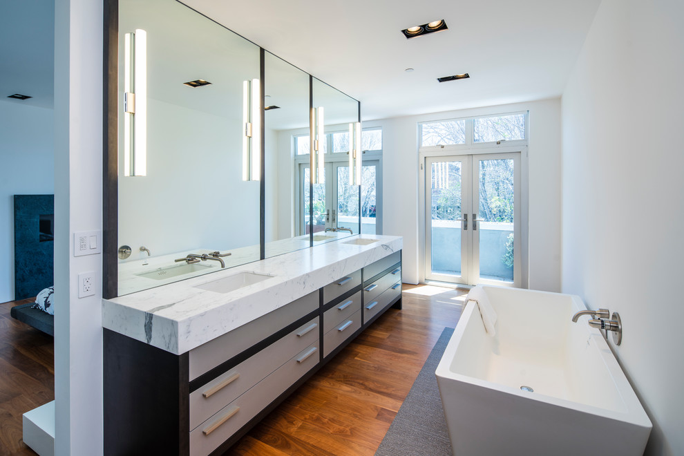 Imagen de cuarto de baño principal minimalista con armarios tipo mueble, paredes blancas, suelo de madera pintada, lavabo bajoencimera y encimera de mármol