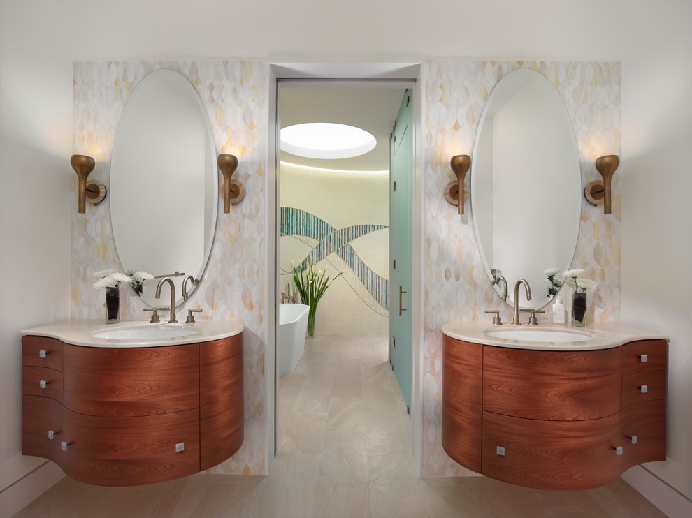 Пример оригинального дизайна: главная ванная комната в современном стиле с фасадами цвета дерева среднего тона, разноцветными стенами, врезной раковиной, зеркалом с подсветкой и плоскими фасадами