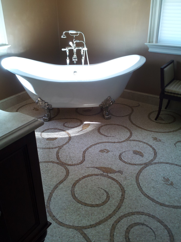 Inredning av ett klassiskt en-suite badrum, med ett badkar med tassar, beige kakel, mosaik, beige väggar, klinkergolv i terrakotta och bänkskiva i akrylsten