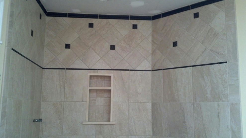 Свежая идея для дизайна: ванная комната в стиле неоклассика (современная классика) с ванной в нише, душем над ванной, бежевой плиткой, черной плиткой и керамической плиткой - отличное фото интерьера