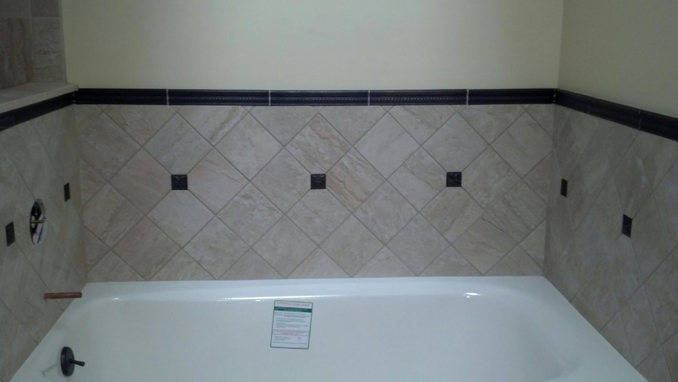 Foto di una stanza da bagno con doccia chic con vasca ad alcova, vasca/doccia, piastrelle beige, piastrelle nere e piastrelle in ceramica